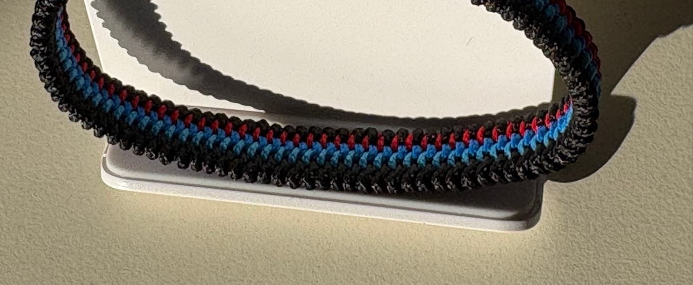 Handgemachte Bänder aus blau-weißer Kordel mit Edelstahl-Verschluss