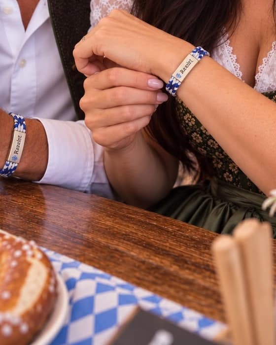 Zwei Handgelenke mit der Wiesn Edition, die gravierte Platte im Detail